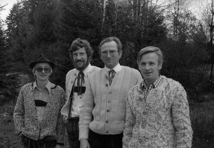 Mitarbeiter bei der Firstfeier des Zisckhäusls, 1979. Vier Mitarbeiter posieren auf einer Wiese.