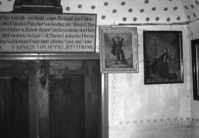 Im Inneren der Kapelle vor der Abtragung. blick vom Altarraum in Richtung Augang. An den Wänden hängen Bilder. Im oberen Bereich und an der Decke sind die gemaltenSterne an den Wänden erkennbar.