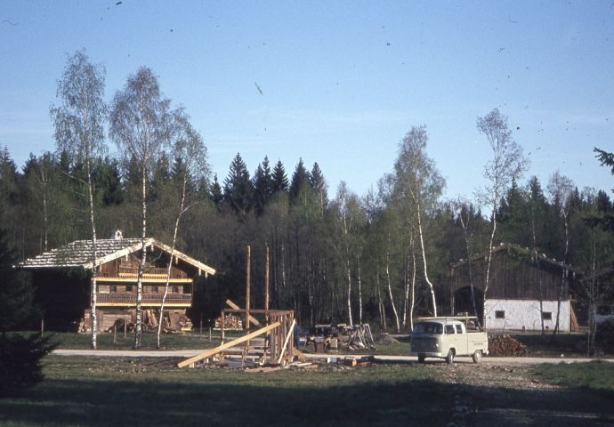 Beim Beginn der Aufbauarbeiten, 1983. Links im Hintergrund sieht man das Hiertlhaus, Im Vordergrund, Bildmitte, sind erste Aufbauarbeiten für die Kapelle ersichtlich. Auf zwei Seiten steht schon das Holzgerüst.