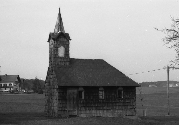 Die Kapelle an ihrem ursprünglichen Standort in Schwerting. Gesamtansicht der Kapelle. Der Glockenturm steht links.