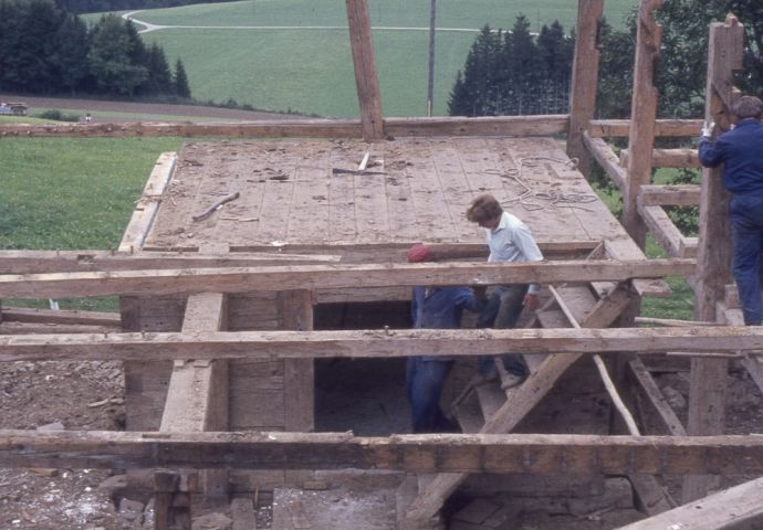 Bei der Abtragung in Eugendorf, 1983. Die Hütte ist bis auf das Parterre bereits abgetragen. Das Gerüst schon abgebaut.