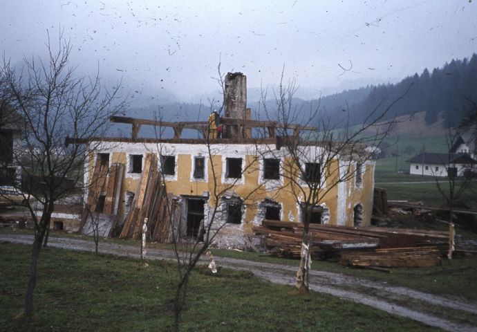 Bei der Abtragung in Waidach, 1983. Der nichtgemauerte obere Teil ist bereits abgetragen. Der Kamin ragt noch hervor. Die gelbe Farbe des Haues ist klar erkennbar.