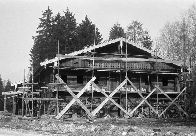 Das eingerüstete Lohnerhäusl beim Wiederaufbau im Museum, 1982.