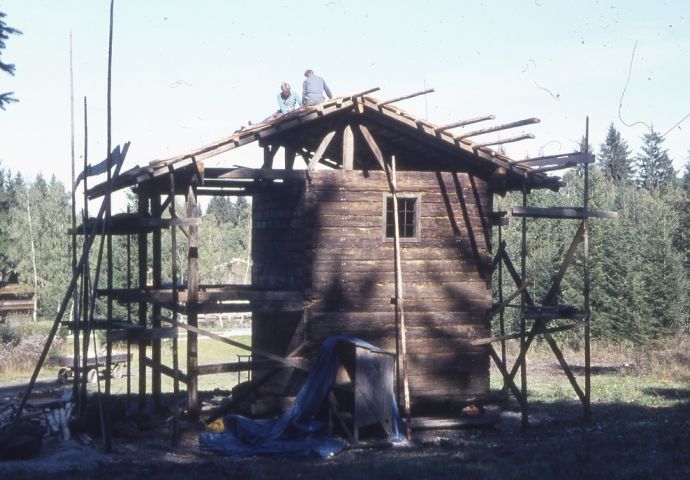 Beim Aufbau im Freilichtmuseum, 1983. Der Baukörper steht, das Dach ist bereits zur Hälfte eingedeckt.