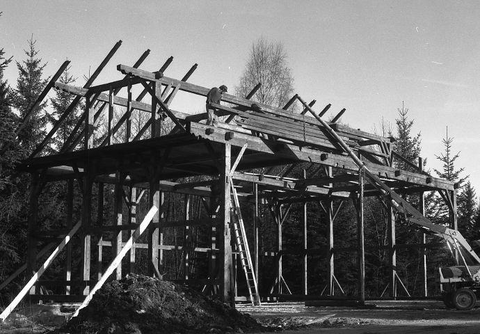 Beim Aufbau im Freilichtmuseum, 1979. Das Grundgerüst steht, es sind noch keine Innenbauten vorhanden. Gerade wird der Dachstock aufgezogen.