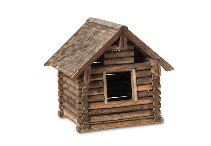 Holzmodell eines Heustadels mit Dach. Die Wände sind aus dickeren Ästen ineinandergeflochten. Blick auf die Frontseite mit einem Fensterloch.
