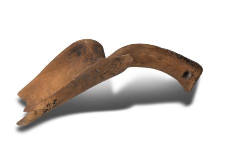 Schuhlöffel oder Mehlschaufel (ursprünglicher Zweck nicht bekannt) aus Holz.