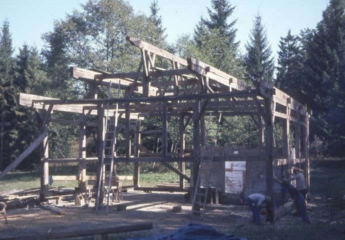 Beim Aufbau im Freilichtmuseum, 1983. Das Rohgerüst steht.