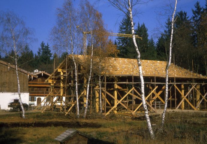 Beim Aufbau im Salzburger Freilichtmuseum, 1983. Das Holzgerüst steht. Das Dach ist bereits mit einem Legeschindeldach belegt.