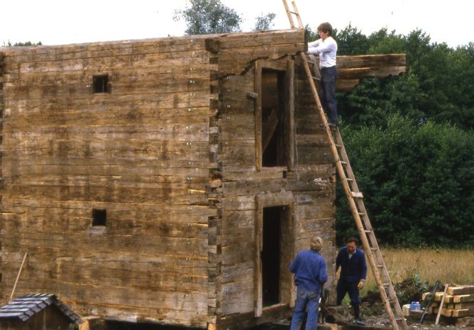 Beim Aufbau im Freilichtmuseum, 1984. Das Erdgeschoß und der erste Stock sind bereits aufgebaut. Vom Dachstock ist noch nichts zu sehen.