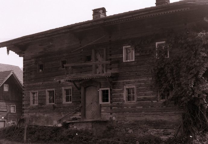 Das Haus an seinem ursprünglichen Standort in Nußdorf, 1938. Blick auf die Seite mit der Eingangstüre.