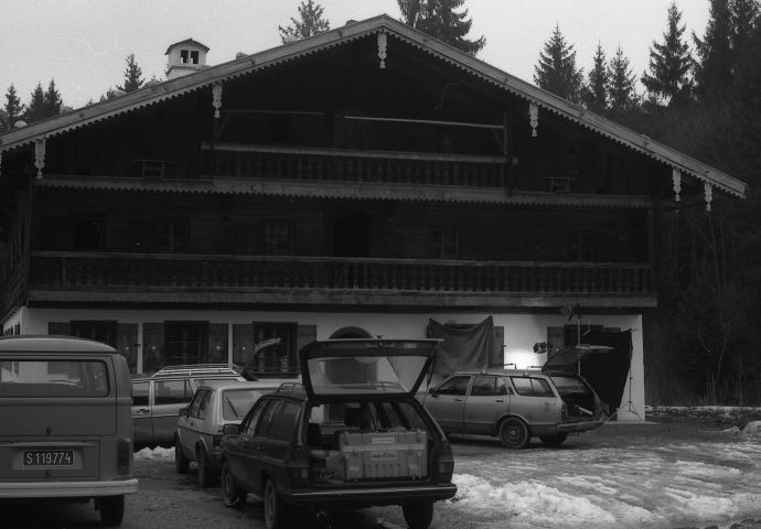Filmaufnahmen im Knotzingerhaus, 1985. Vor dem Haus stehen die Autos der Filmcrew. Aufnahme im Winter - es liegt noch Schnee.